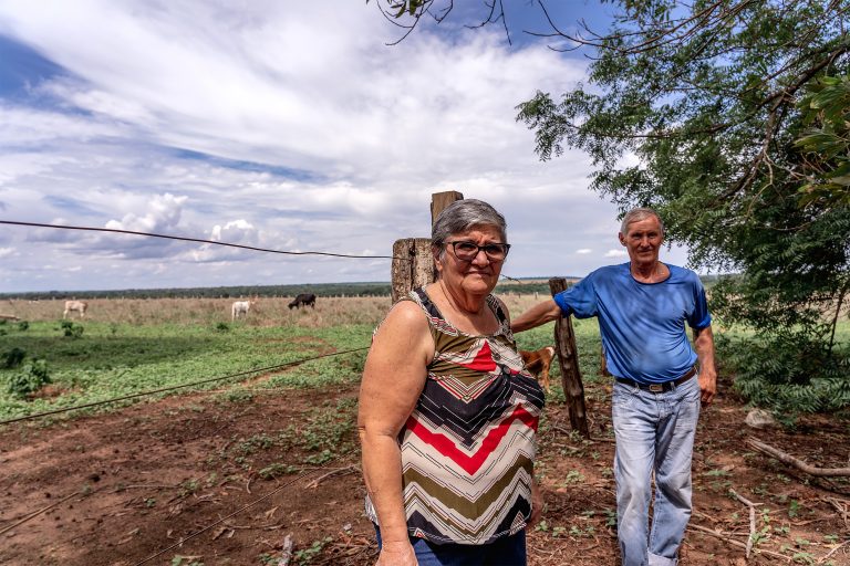 Há duas décadas, Evanir e Danilo Pertile vieram do interior do sul do Brasil para buscar um pedaço de terra em Querência, na região amazônica. Agora, o cultivo de soja desafia pequenos produtores como eles. Foto Flávia Milhorance/Diálogo Chino