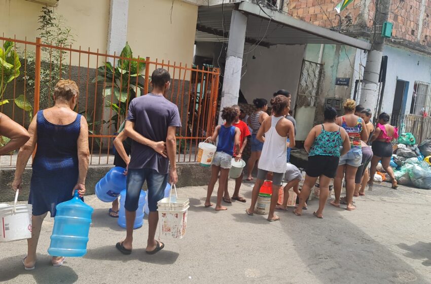 Fila da água no Complexo da Maré: direito à água ainda ausente em favelas e periferias (Foto: Maré de Notícias)