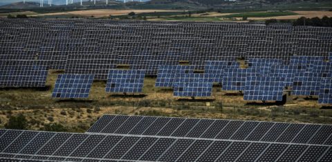 Painéis solares e geradores de energia eólica na Espanha: fontes renováveis chegaram a 12% da eletricidade produzida no mundo (Foto: Ander Gillenea / AFP)