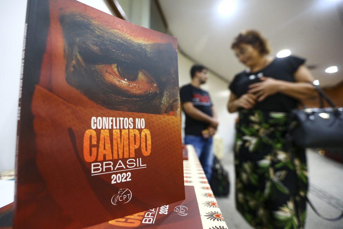 Indígena na capa do relatório da CPT sobre conflitos no campo em 2022: povos originários foram as principais vítimas de homicídio (Foto: Marcelo Camargo / Agência Brasil)