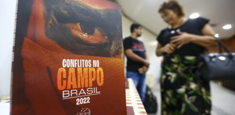 Indígena na capa do relatório da CPT sobre conflitos no campo em 2022: povos originários foram as principais vítimas de homicídio (Foto: Marcelo Camargo / Agência Brasil)