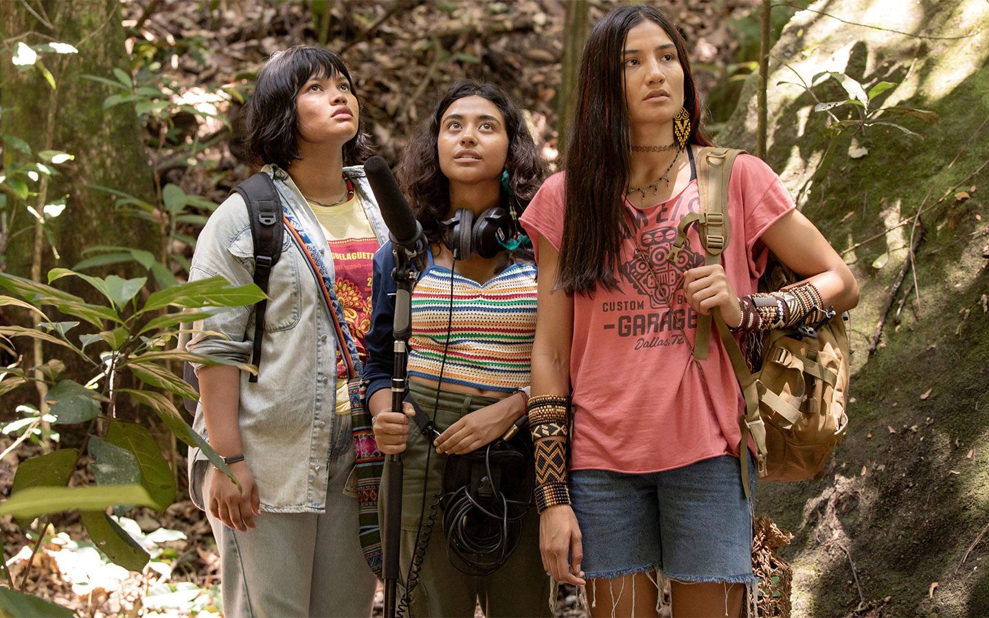 Ellie Makuxi, Isabela Santana e Dandara Queiroz: jogens atrizes indígenas protagonizam Pintadas, que aborda a ancestralidade indígena e traz temas como preservação ambiental e violência contra a mulher (Foto: Manoela de Mello/TV Globo)