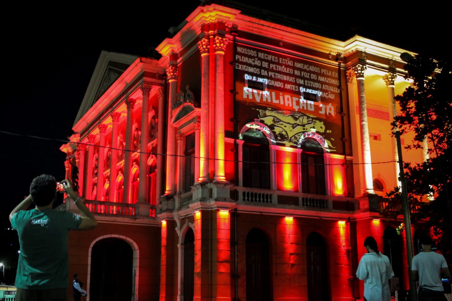 Projeção em Belém protesta contra exploração de petróleo na foz do Rio Amazonas: projeto da Petrobras contestado por ambientalistas (Foto: Purpose Brasil)