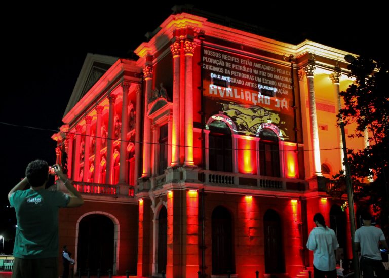 Projeção em Belém protesta contra exploração de petróleo na foz do Rio Amazonas: projeto da Petrobras contestado por ambientalistas (Foto: Purpose Brasil)