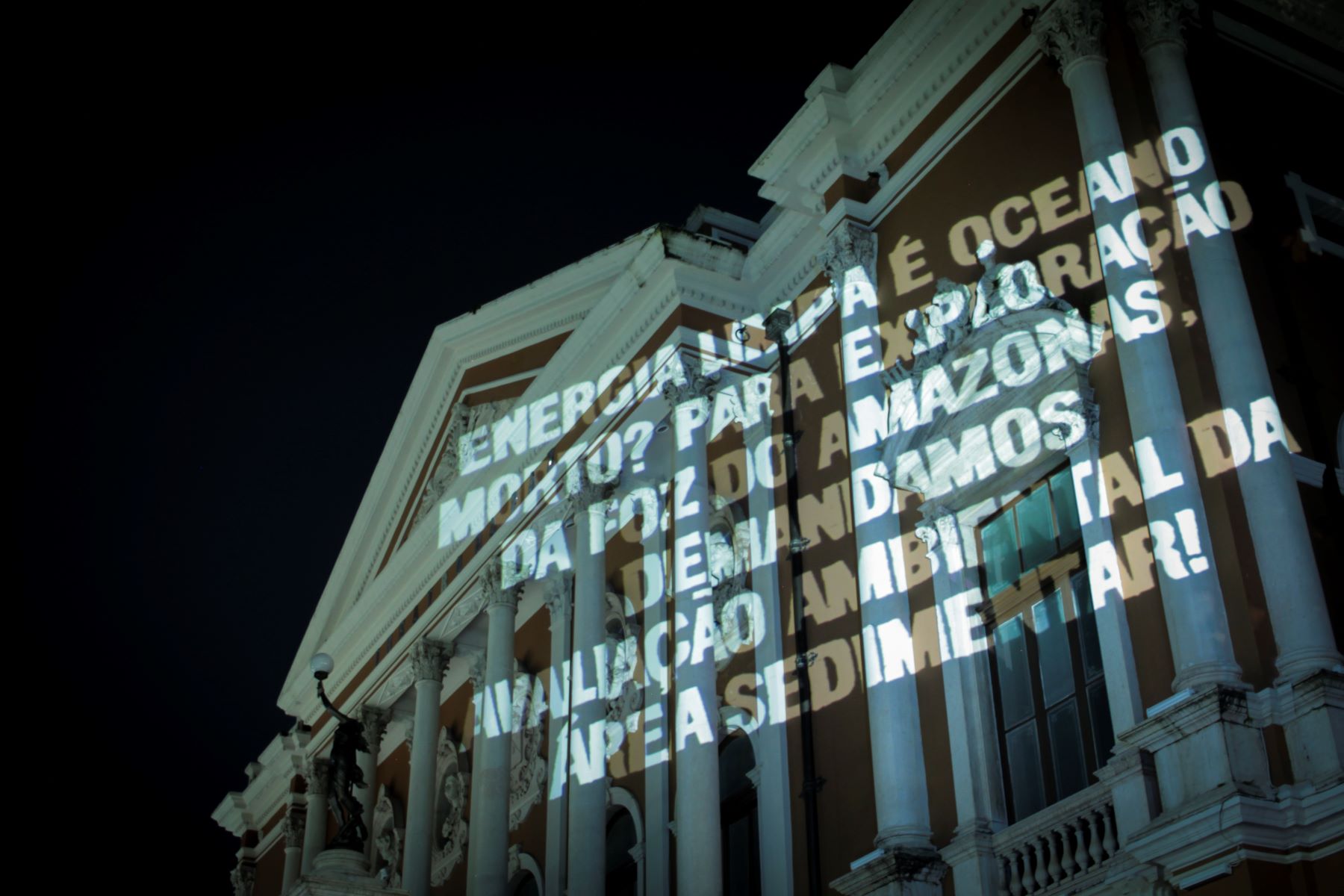 "Energia limpa é oceano morto?" - ONGs aproveitam encontro de parlamentares de países amazônicas para protestar contra exploração de petróleo (Foto: Purpose Brasil)