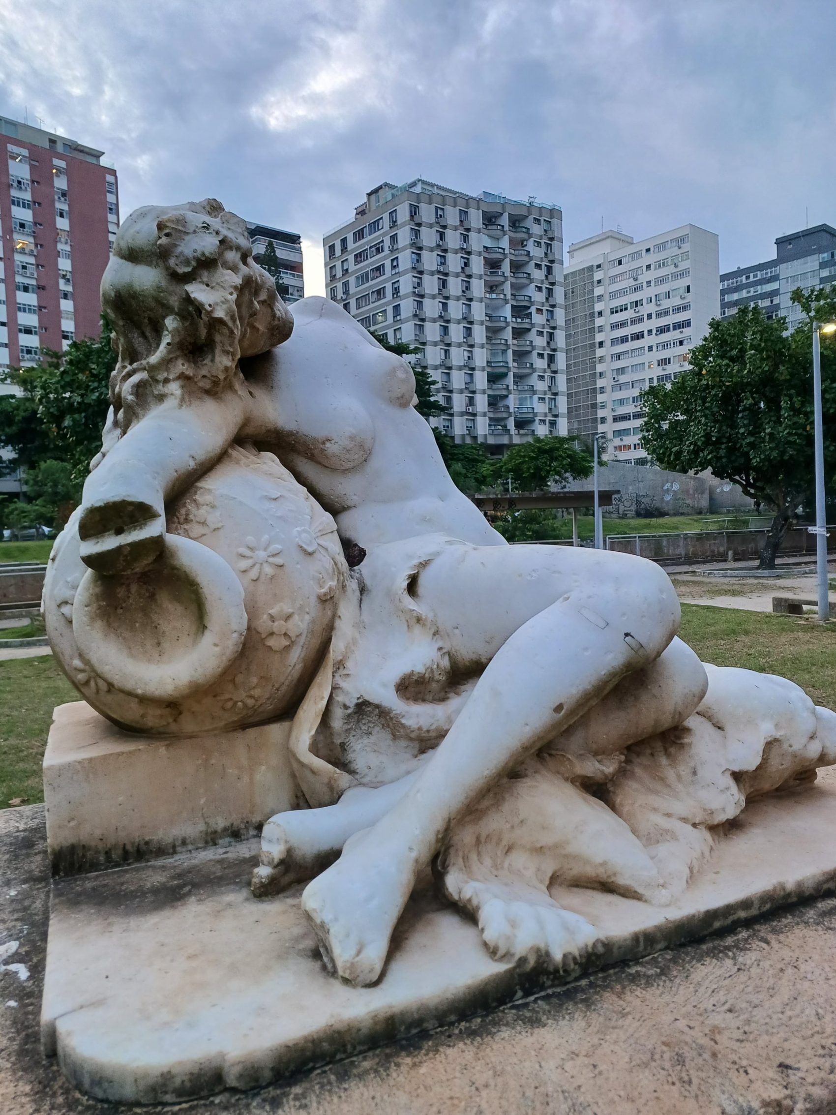Uma das muitas estátuas quebradas e abandonadas no parque. Foto Beatriz Jaguaribe