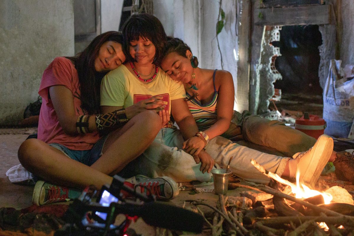 Isabela Santana (à direita), ao lado de Ellie Makuxi e Dandara nas filmagens de Pintadas: "é uma oportunidade da gente apresentar a subjetividade dos corpos indígenas", diz atriz