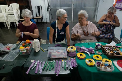Bordadeiras do Rio trabalhando em mutirão em defesa da democracia. Foto Thiago Ripper