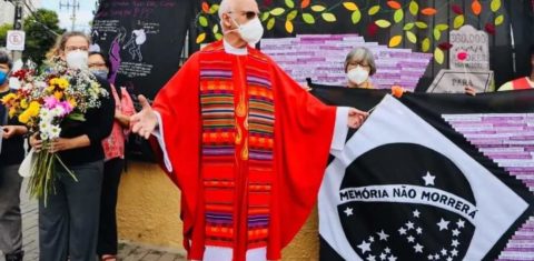 Bordadeiras com o Padre Júlio Lancellotti. Renda de bordado comprado pelo MASP foi doada para ajudar a população de rua de São Paulo. Foto Acervo Linhas do Rio