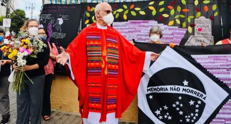 Bordadeiras com o Padre Júlio Lancellotti. Renda de bordado comprado pelo MASP foi doada para ajudar a população de rua de São Paulo. Foto Acervo Linhas do Rio