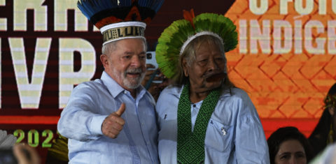 O presidente Lula e o Cacique Raoni, líder indígena da tribo Kayapó, gesticulam durante uma visita ao Acampamento Indígena Terra Livre, em Brasília. Foto Carl de Souza/AFP