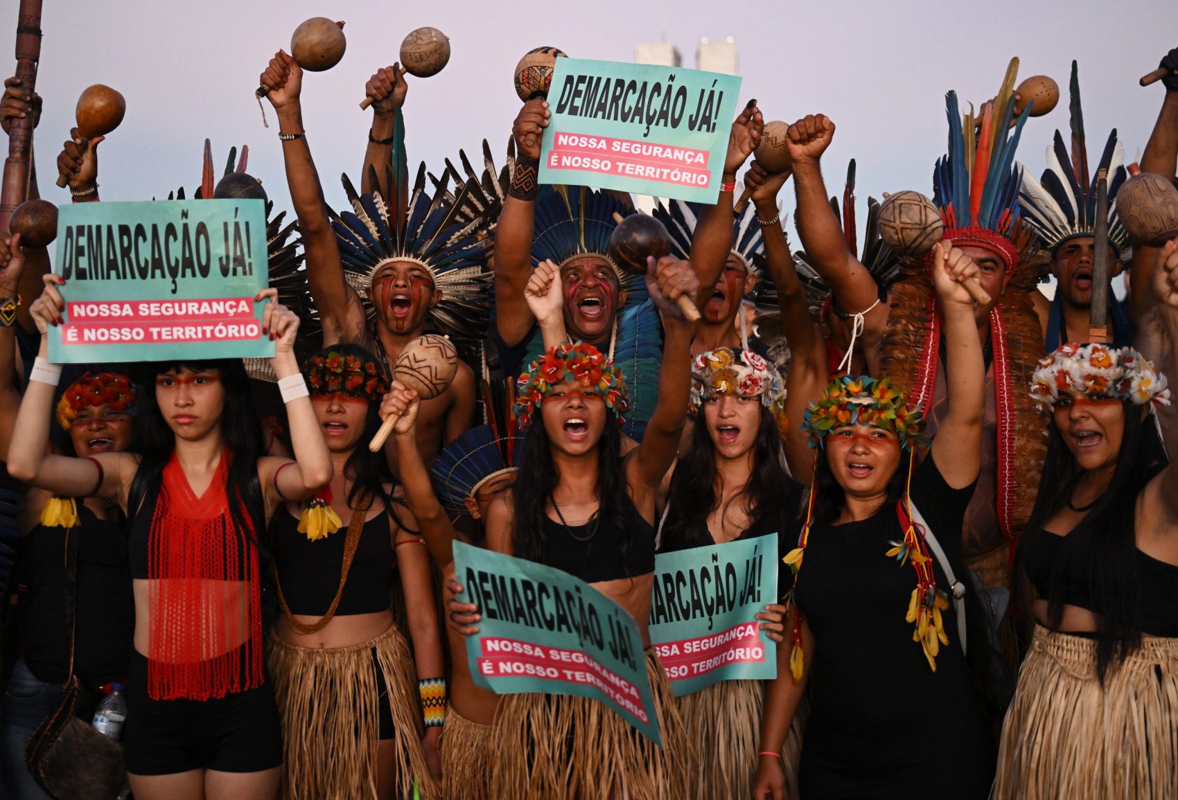 Indígenas fazem manifestação em favor da demarcação das terras durante o Acampamento Terra Livre, em Brasília. Foto Carl de Souza/AFP