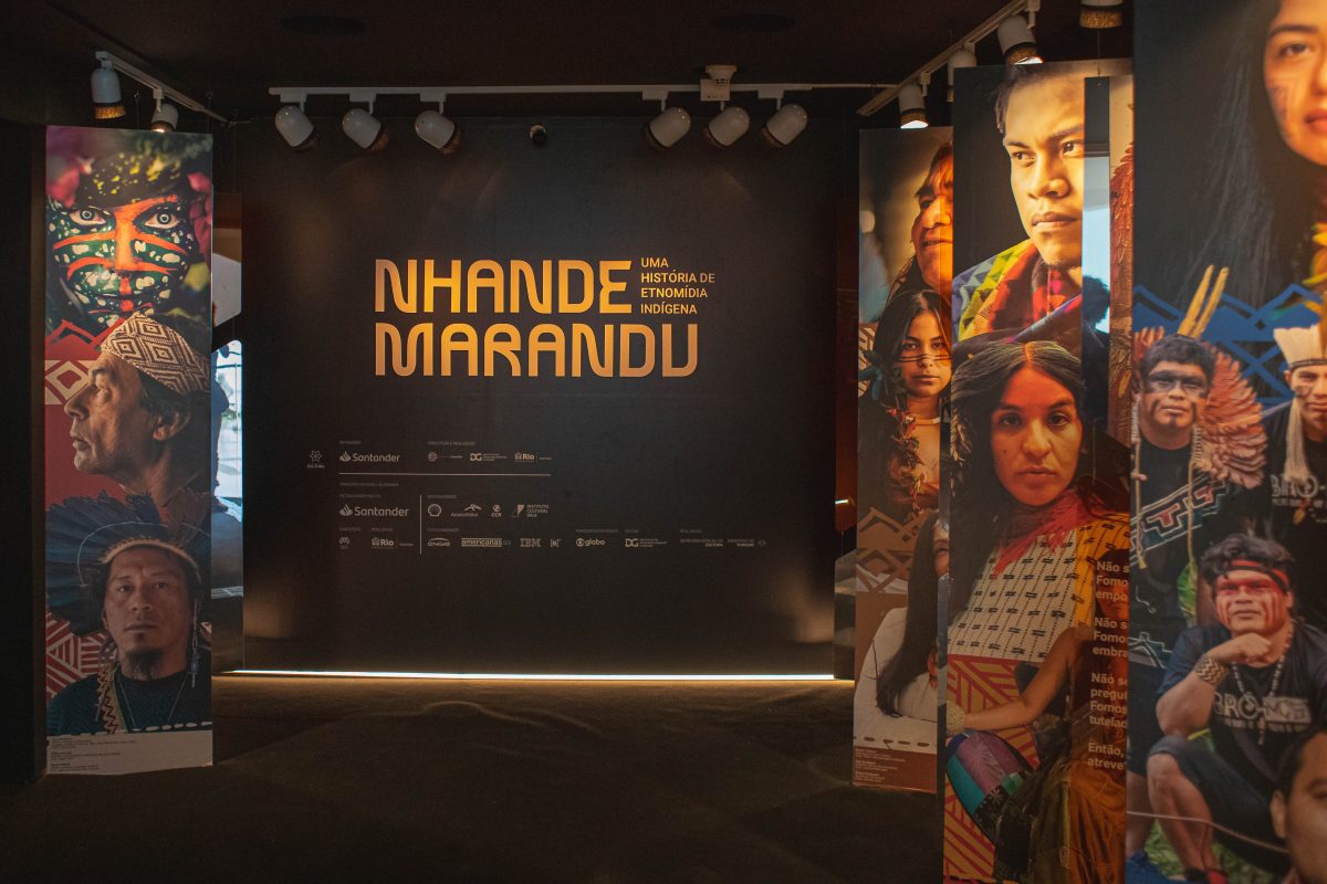 Entrada da exposição Nhande Marandu, no Museu do Amanhã: contemporaneidade indígena. Foto Albert Andrade/divulgação