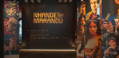 Entrada da exposição Nhande Marandu, no Museu do Amanhã: contemporaneidade indígena. Foto Albert Andrade/divulgação