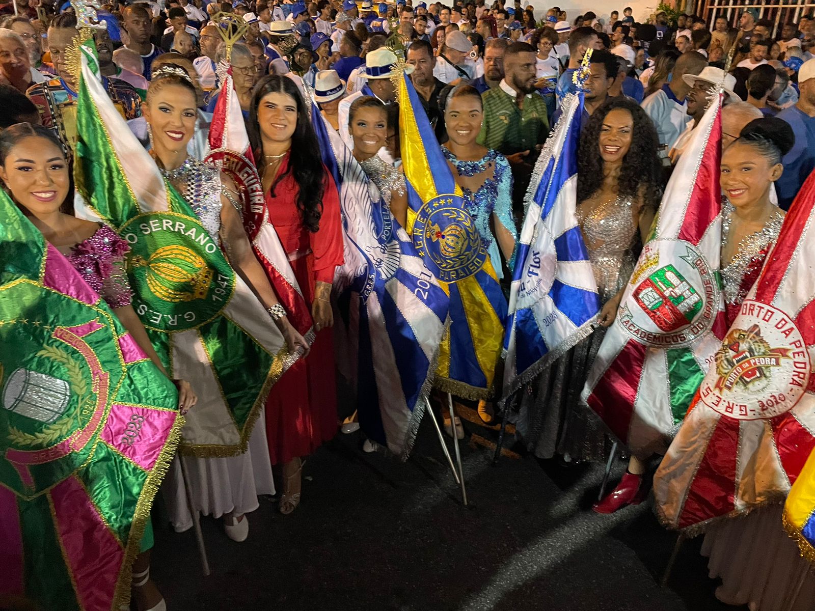 Porta-bandeiras de várias escolas na festa portelense: reverência. Foto divulgação