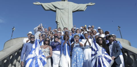 Componentes da Portela reunidos sob o Cristo Redentor: centenário de luta e arte. Foto Guilherme Silva/divulgação