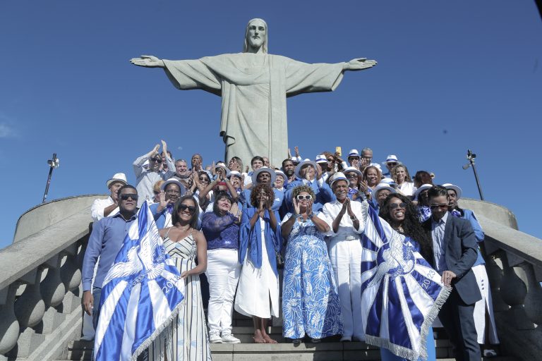 Componentes da Portela reunidos sob o Cristo Redentor: centenário de luta e arte. Foto Guilherme Silva/divulgação