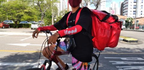 Levir Oliver com a bicicleta e o bolsa de entregas no Recife: sonho de ter motocicleta para faturar mais (Foto: Adriana Amâncio)