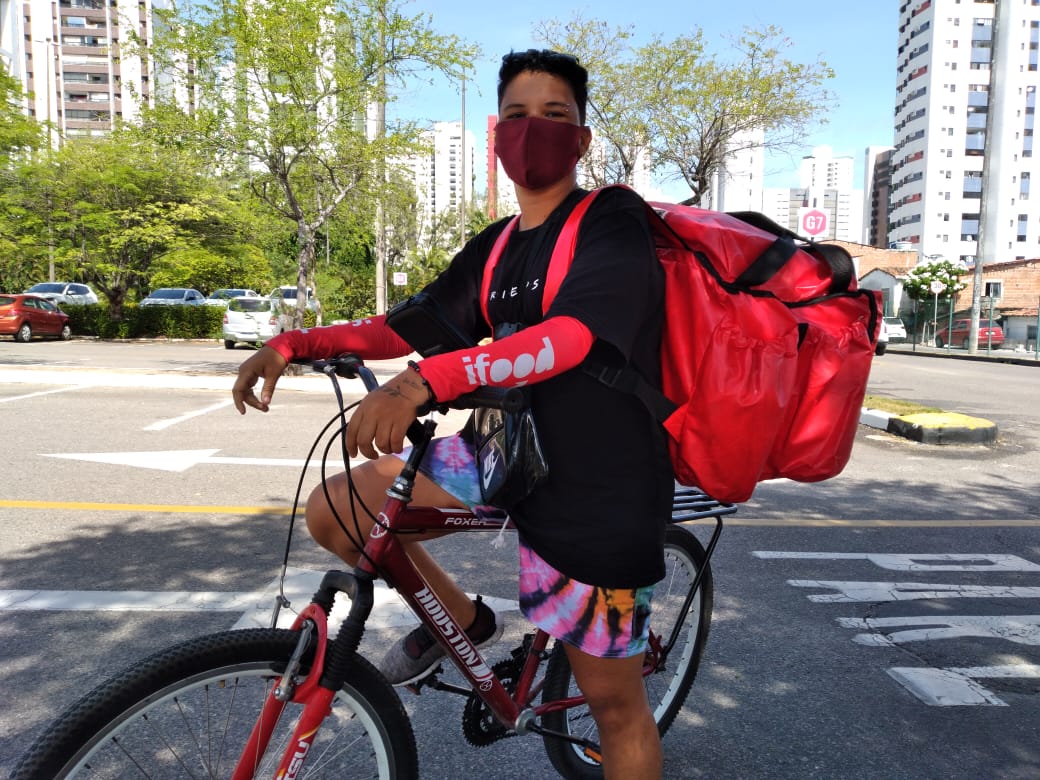 Levir Oliver com a bicicleta e o bolsa de entregas no Recife: sonho de ter motocicleta para faturar mais (Foto: Adriana Amâncio)