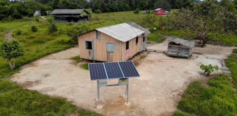 Residência alimentada com energia de painéis solares: Amazônia vai precisar de até 12 milhões de equipamentos - módulos fotovoltaicos e baterias - para levar luz a toda a população da região (Foto: Divulgação)