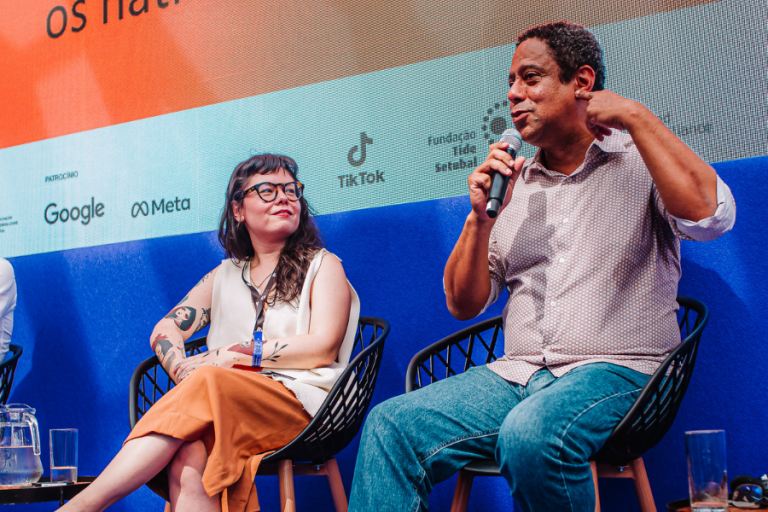 Orlando Silva, ao lado da jornalista Tai Nalon: ‘PL das Fake News pretende modificar o regime de responsabilidade das empresas, que é o núcleo do problema’ (Foto: Any Duarte / Festival 3i)