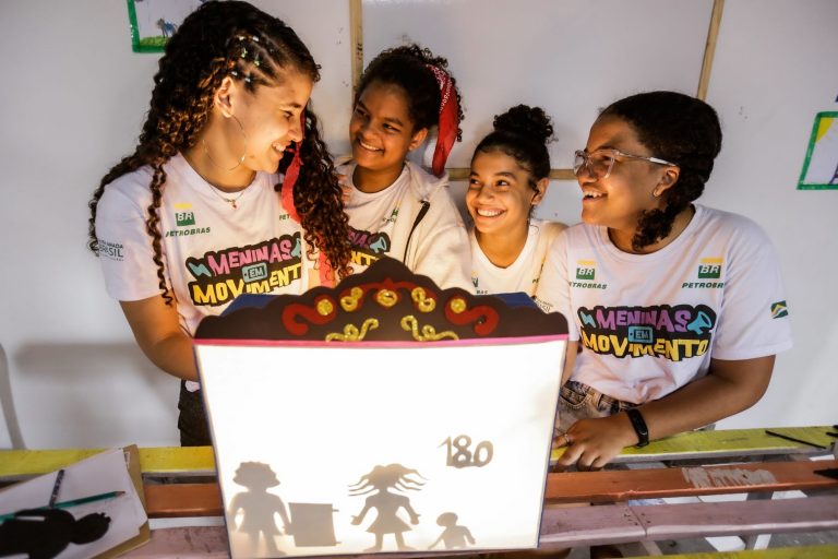 Integrantes do Meninas em Movimento: campanha contra abuso e exploração sexual de crianças e adolescentes (Foto: Ivan Melo / Divulgação ActionAid)