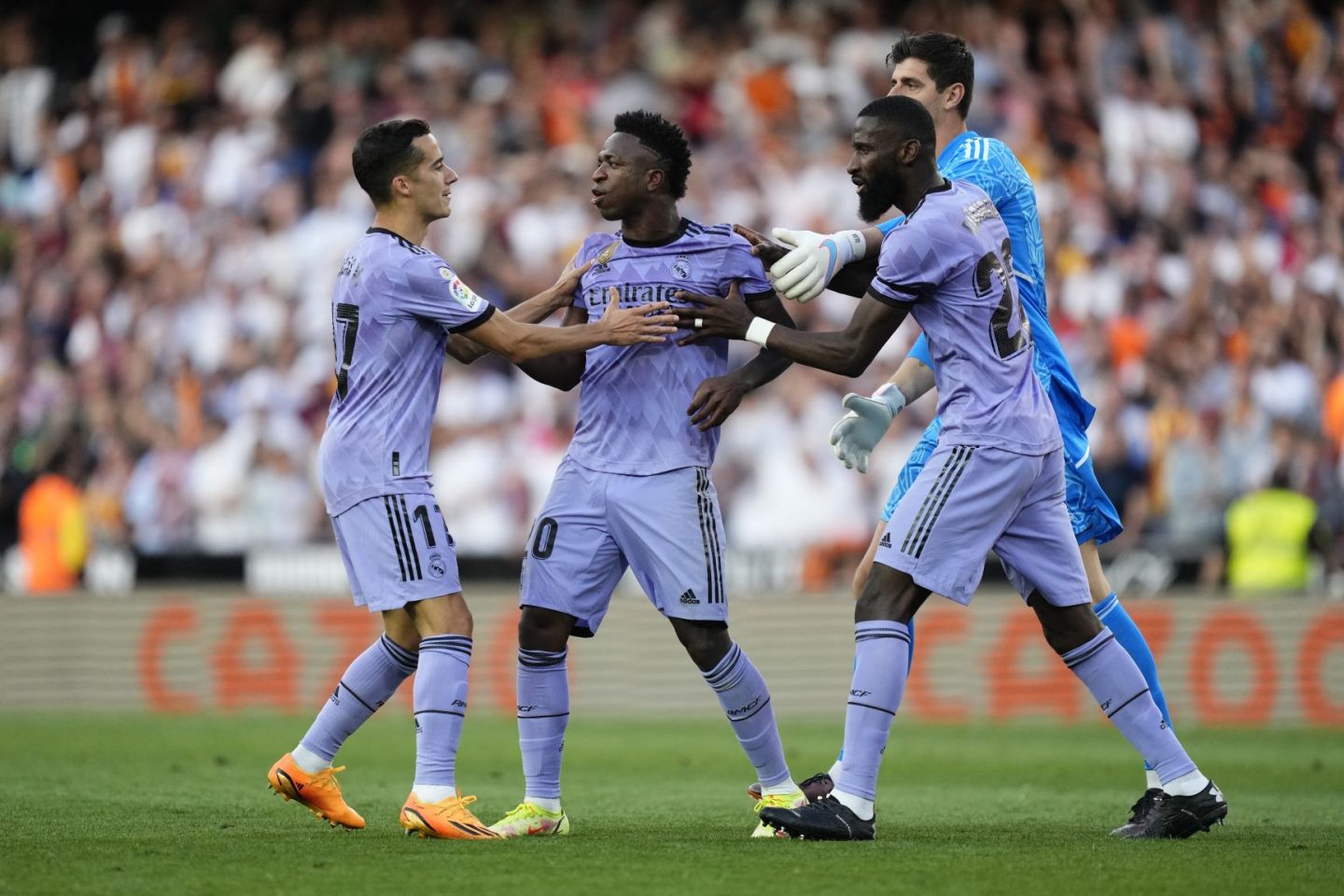 Vini Jr. é contido pelos companheiros após denunciar ofensas racistas no jogo do Real em Valencia: com impunidade, racismo contra brasileiro vem aumentando na Espanha (Foto: Jose Hernandez / Anadolu Agency / AFP)