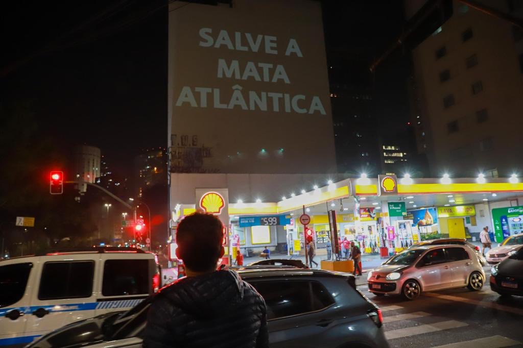 Projeção em São Paulo defende Mata Atlântica: Câmara aprova medida que facilita desmatamento no bioma (Foto: Fundação SOS Mata Atlântica)