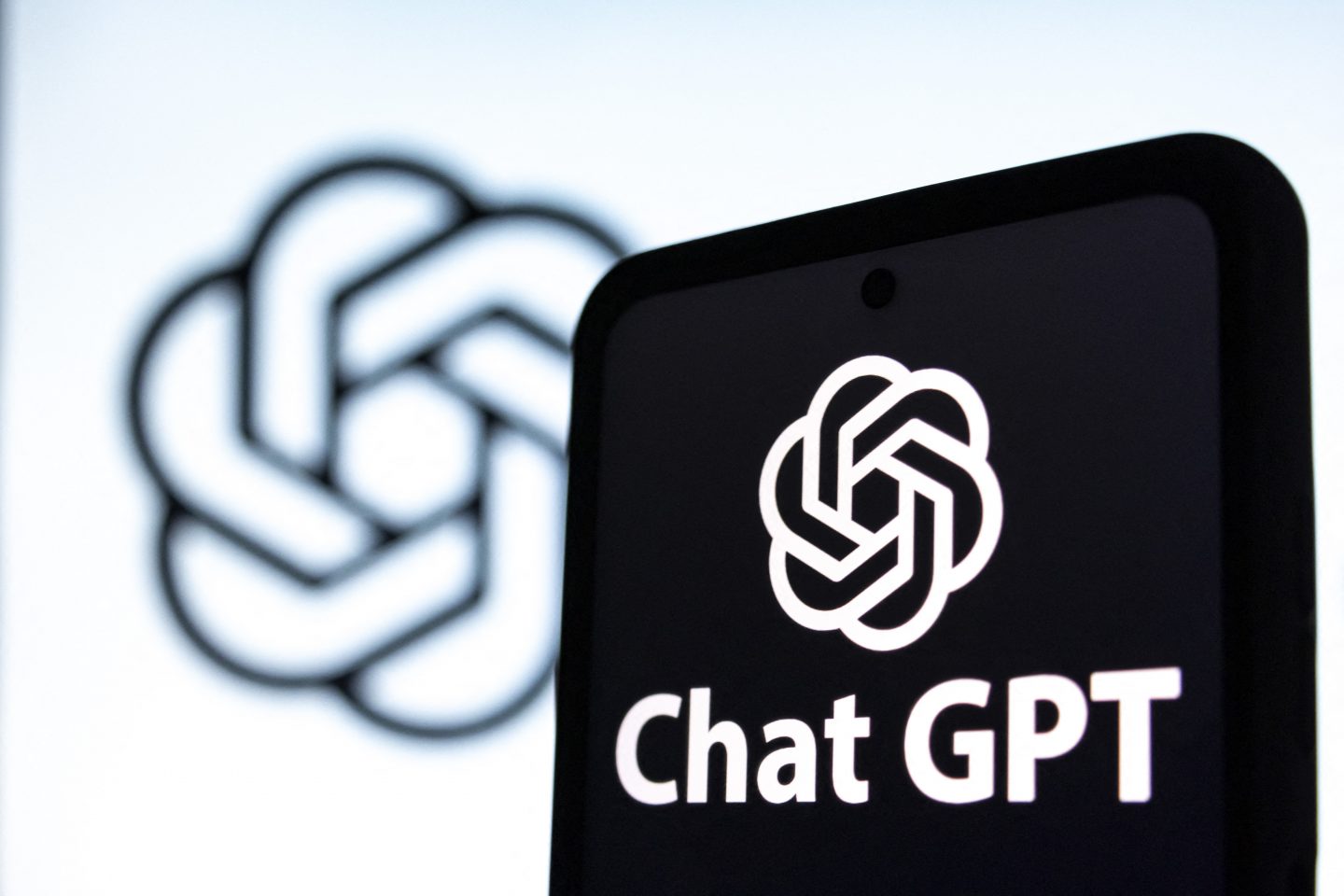 Lançado em novembro de 2022 pela OpenAI, o ChatGPT é um assistente virtual inteligente programado para usar dados e fatos objetivos em suas respostas. Foto NurPhto via AFP