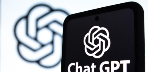 Lançado em novembro de 2022 pela OpenAI, o ChatGPT é um assistente virtual inteligente programado para usar dados e fatos objetivos em suas respostas. Foto NurPhto via AFP