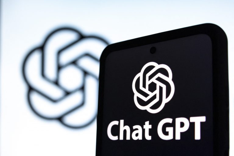 Lançado em novembro de 2022 pela OpenAI, o ChatGPT é um assistente virtual inteligente programado para usar dados e fatos objetivos em suas respostas. Foto NurPhto via AFP