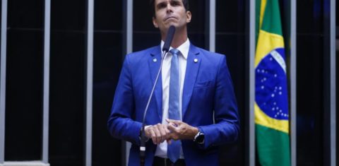 O deputado Luiz Lima durante discurso na tribuna em que ofendeu o ministro Alexandre de Moraes e o presidente da Câmara: bolsonaristas atual como comissões de frente das escolas de samba (Foto: Pablo Valadares / Câmara dos Deputados - 11/05/2022)