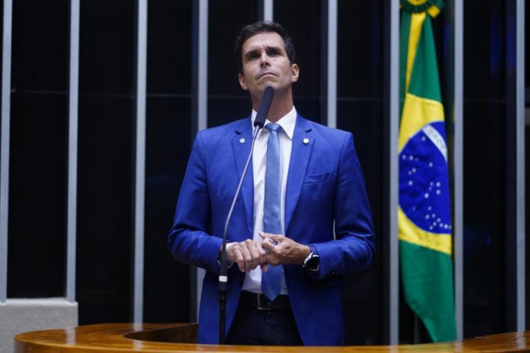 O deputado Luiz Lima durante discurso na tribuna em que ofendeu o ministro Alexandre de Moraes e o presidente da Câmara: bolsonaristas atual como comissões de frente das escolas de samba (Foto: Pablo Valadares / Câmara dos Deputados - 11/05/2022)