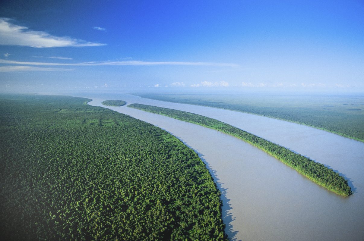 IImagem do rio Oiapoque, na fronteira do Amapá com a Guiana Francesa: pressão por exploração de petróleo na Amazônia põe em xeque política ambiental do governo Lula. Foto Philippe Bourseiller/AFP