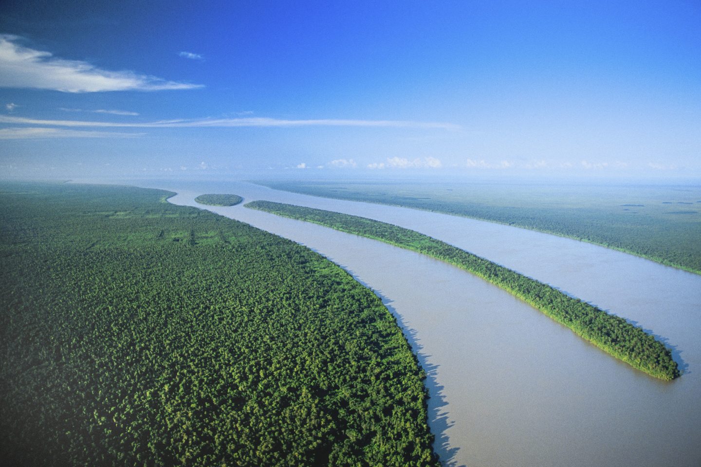IImagem do rio Oiapoque, na fronteira do Amapá com a Guiana Francesa: pressão por exploração de petróleo na Amazônia põe em xeque política ambiental do governo Lula. Foto Philippe Bourseiller/AFP