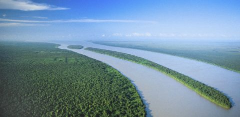 IImagem do rio Oiapoque, na fronteira do Amapá com a Guiana Francesa: pressão por exploração de petróleo na Amazônia põe em xeque política ambiental do governo Lula. Foto Philippe Bourseiller/AFP