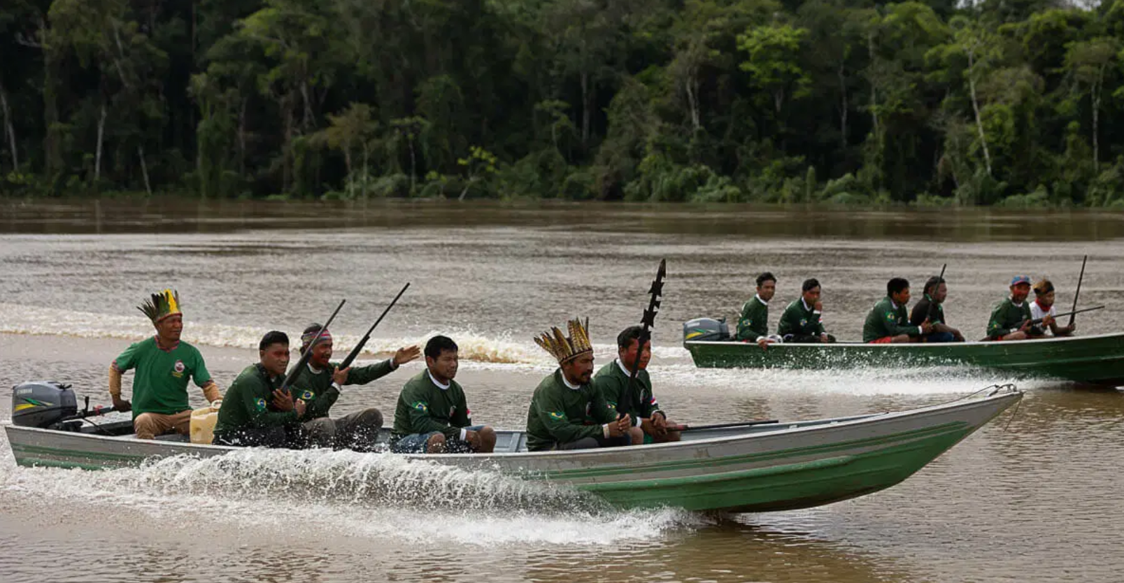 Indígenas do grupo de vigilância territorial Kanamari durante monitoramento no Lago Caxias, onde é realizado o projeto de manejo de pirarucu (Foto: Bruno Kelly/Amazônia Real)