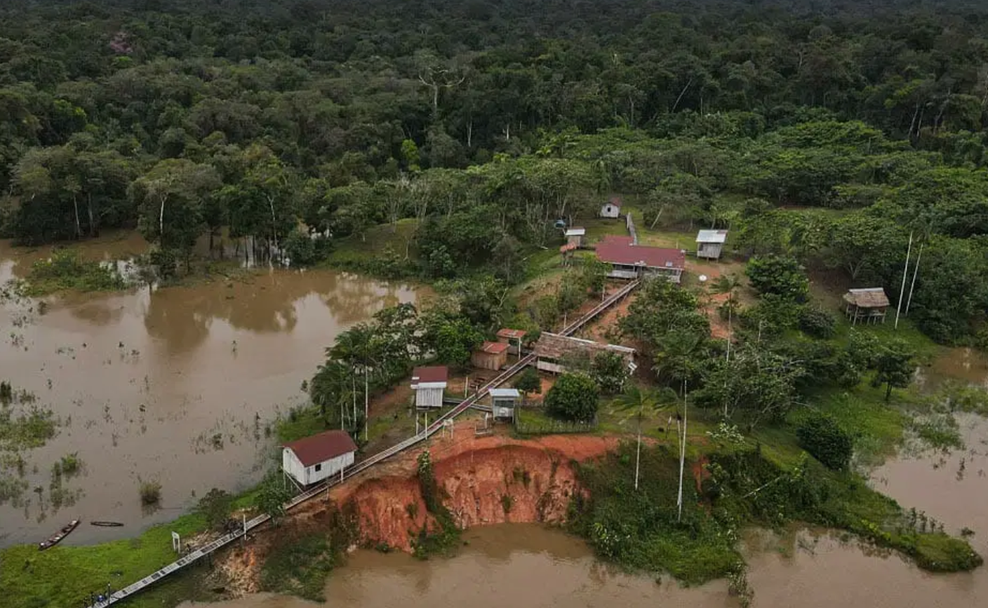 Vista aérea da Base da Funai de Proteção Etno-Ambiental do rio Curuçá (Foto: Bruno Kelly/Amazônia Real)