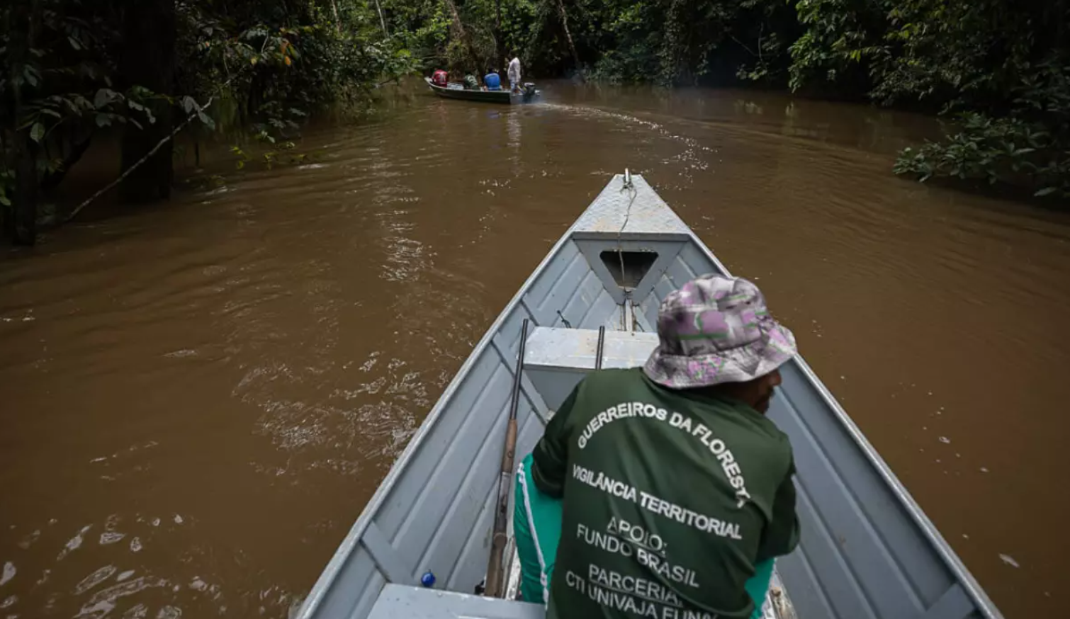 Cacique Mauro chegando na base dos Guerreiros da Floresta, no Médio Javari, após fiscalização para identificar desmatamento na TI Vale do Javari (Foto: Bruno Kelly/Amazônia Real)