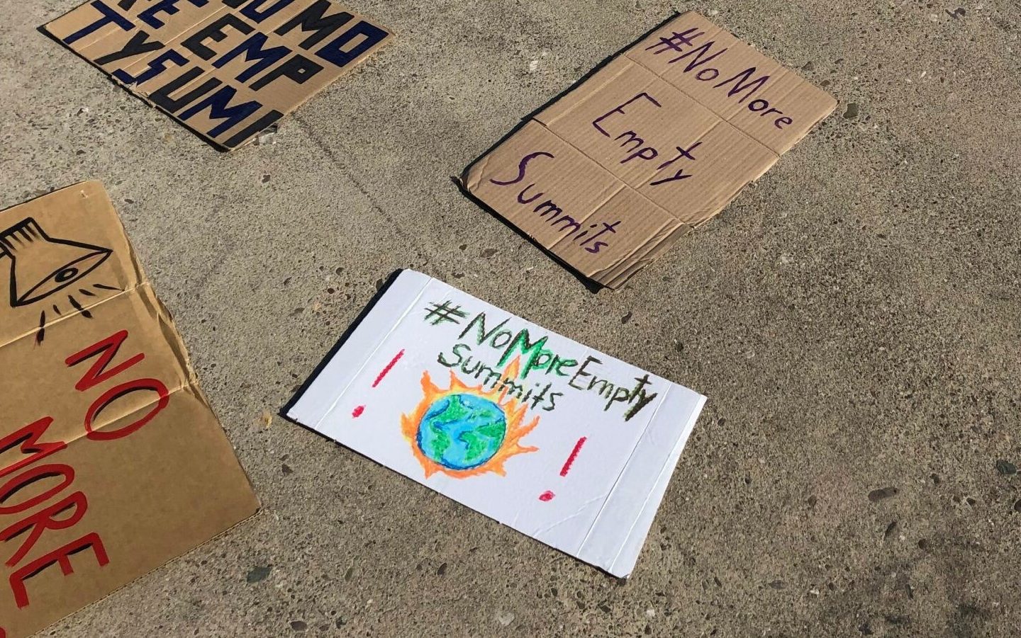 "Chega de cúpulas vazias", dizem cartazes espalhados na entrada do Centro de Convenções de Bonn por ativistas jovens: reunião preparatório para COP28 começa sob pressão (Foto: Claudio Angelo/OC)