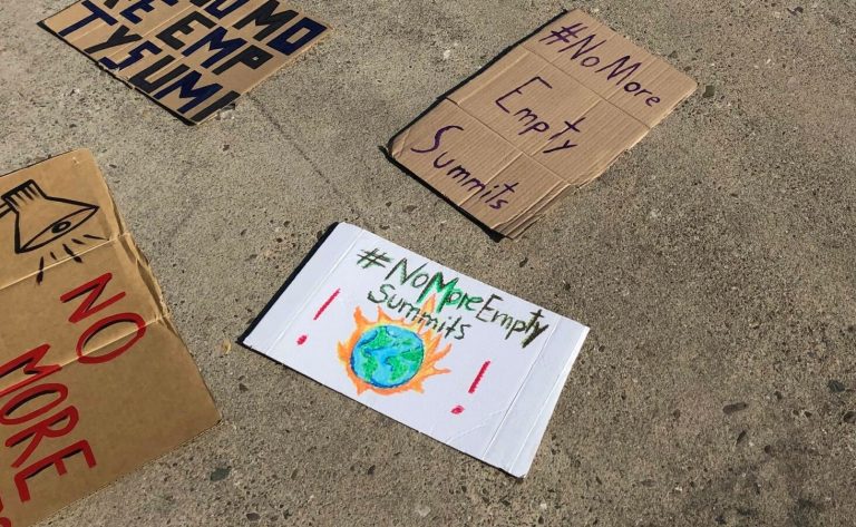 "Chega de cúpulas vazias", dizem cartazes espalhados na entrada do Centro de Convenções de Bonn por ativistas jovens: reunião preparatório para COP28 começa sob pressão (Foto: Claudio Angelo/OC)