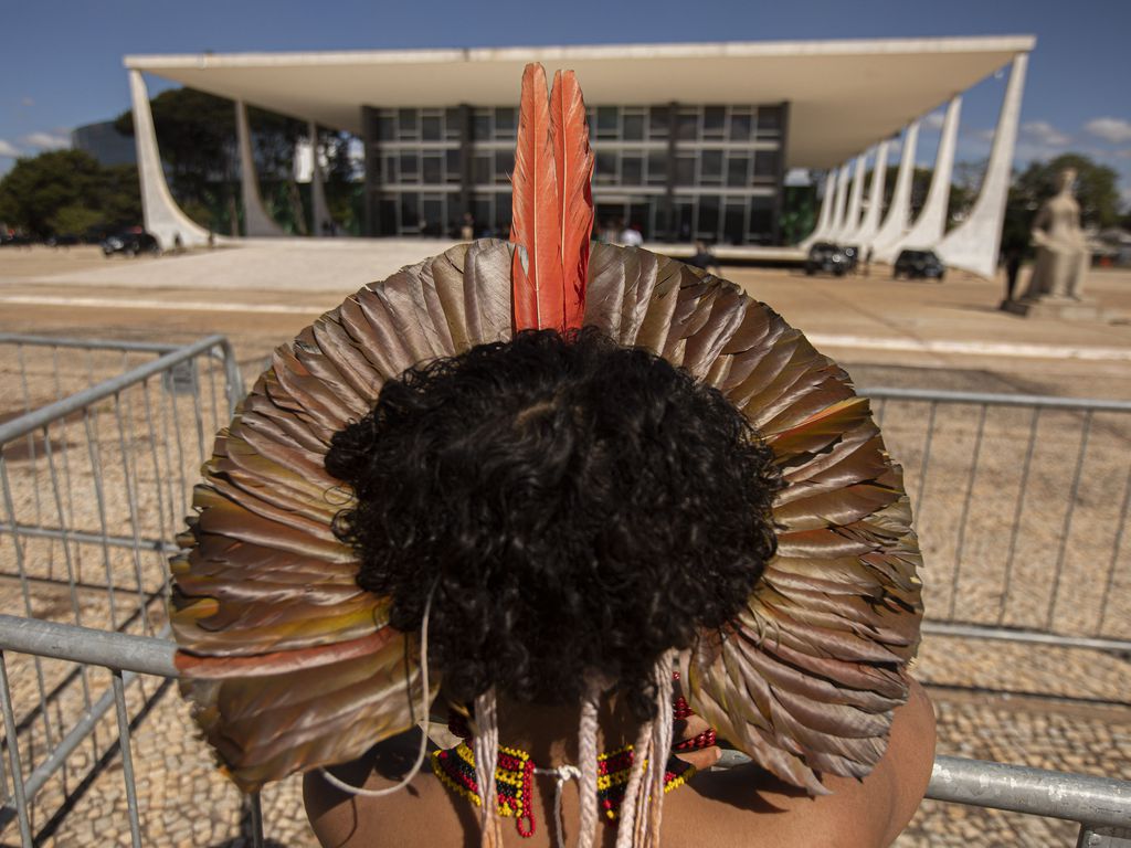 Indígena em frente à sede do STF: julgamento do marco temporal pode ser retomado em até 90 dias (Foto: Joédson Alves / Agência Brasil)