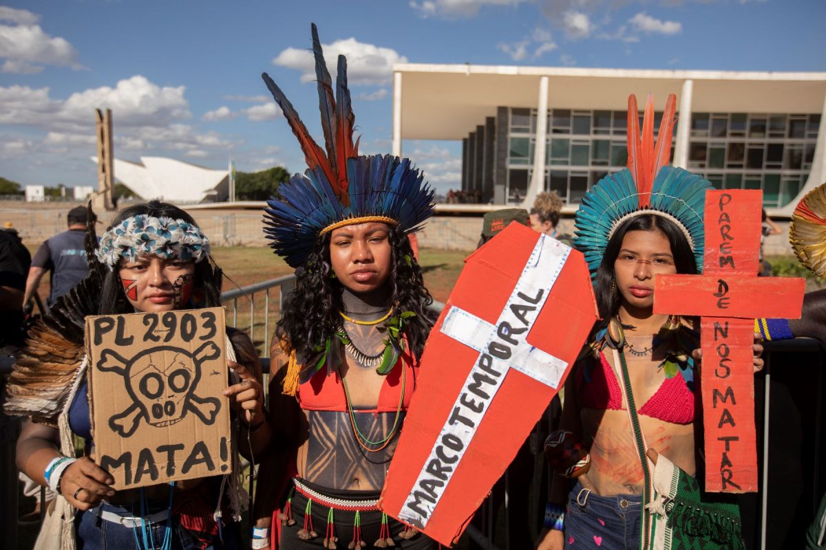 Jovens indígenas protestam em frente ao STF: adiamento de julgamento do marco temporal frustrou lideranças (Foto: Joédson Alves / Agência Brasil)