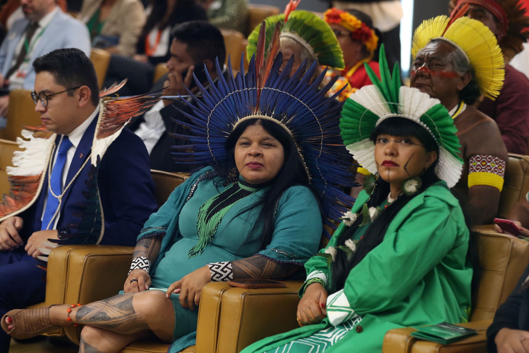 Ao lado da deputada Célia Xakriabá, a ministra Sônia Guajajara acompanha o julgamento do marco temporal: "É fundamental que o julgamento seja retomado o quanto antes para garantir os direitos dos povos indígenas" (Foto: José Cruz / Agência Brasil)