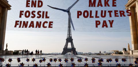 Ativistas fazem ato na Torre Eiffel para protestar contra financiamento a combustíveis fósseis: crise climática é desafio para Cúpula de Paris (Foto: Ludovic Marin / AFP)