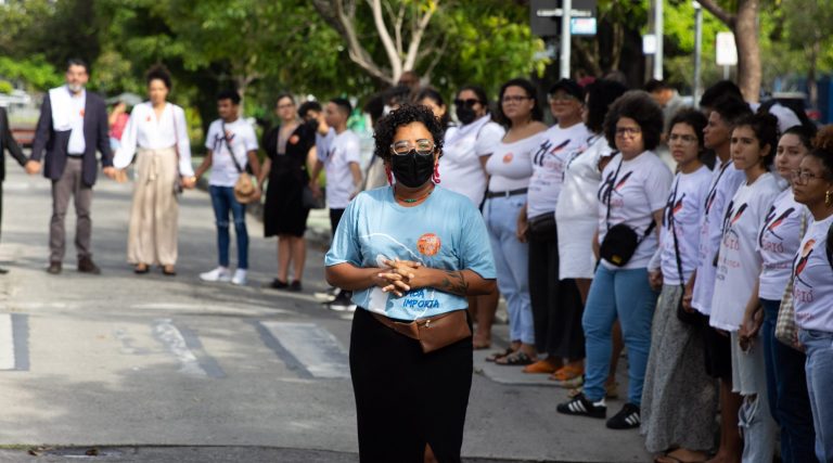 Parentes de vítimas da Chacina do Curió em frente ao tribunal do Ceará: quatro PMs são condenados a 275 anos de prisão após quase oito anos de mobilização por justiça (Foto: Rannjon Mikael / TJ-CE)
