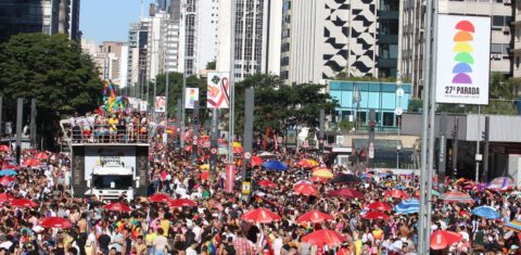 Multidão na Parada do Orgulho em São Paulo: maioria dos brasileiros defende aumento de participação LGBT+ na política, diz pesquisa (Foto: Rovena Rosa / Agência Brasil)