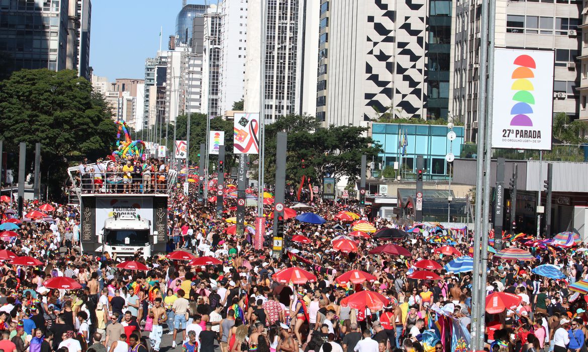Multidão na Parada do Orgulho em São Paulo: maioria dos brasileiros defende aumento de participação LGBT+ na política, diz pesquisa (Foto: Rovena Rosa / Agência Brasil)