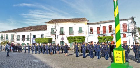 Tropa perfilada em Cachoeira ao lado do marco lembrando a Independência: município histórico vira capital da Bahia no 2 de Julho (Foto: Feijão Almeida / Governo da Bahia - 25/06/2023)