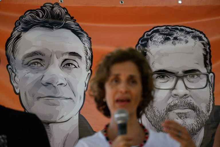 Alessandra Sampaio, viúva do jornalista britânico Dom Phillips, fala durante uma manifestação em homenagem a Phillips e ao indigenista Bruno Pereira, assassinados durante um trabalho de reportagem na floresta amazônica há um ano. Foto Mauro Pimentel/AFP